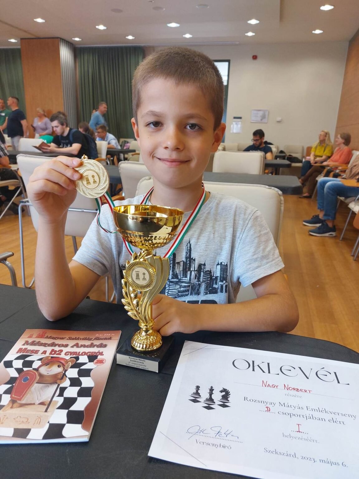 Norbi kupával és éremmel egy sakkverseny után