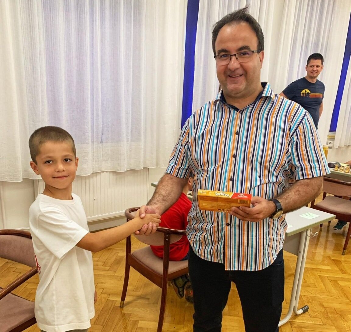 Norbi díjat vesz át egy sakkversenyen